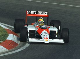 Il leggendario Ayrton Senna a bordo della McLaren MP4-4 motorizzata Honda