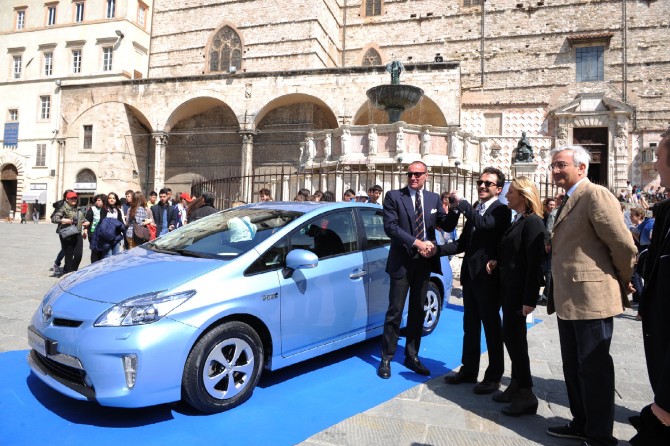 Il sindaco di Perugia mentre riceve le chiavi dell'auto