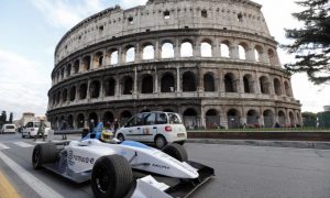 La Formula E passa sotto il Colosseo durante una dimostrazione fatta a Roma
