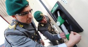 Due militari della GdiF  che appongono i sigilli su una pompa di benzina 