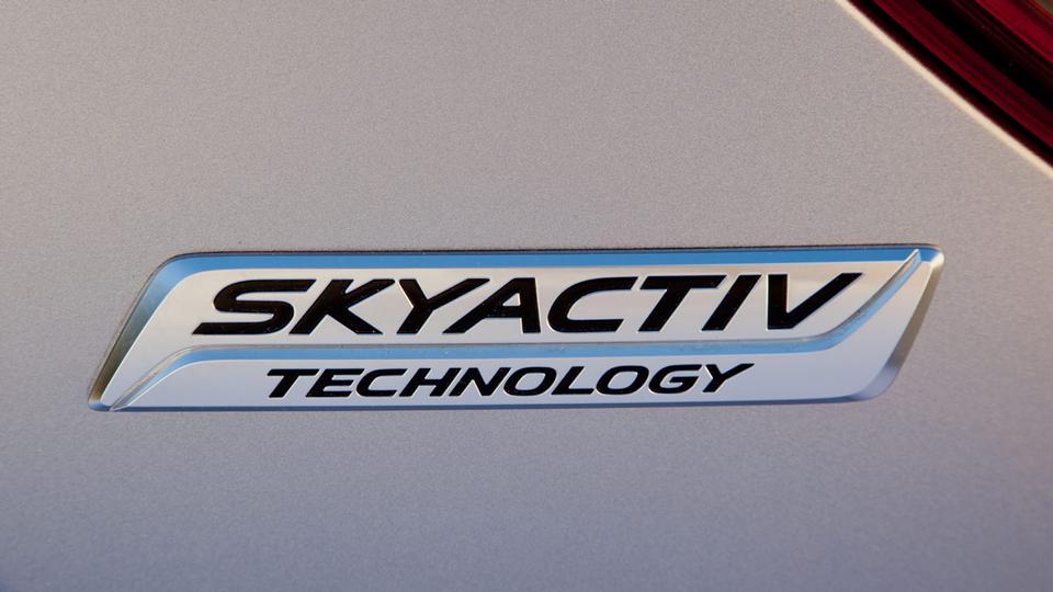 La targhetta esposta su ogni veicolo dotato di tecnologia Skyactiv
