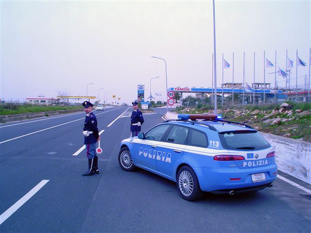 Una pattuglia della polizia stradale