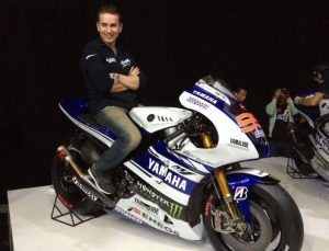 Lorenzo posa sulla nuova Yamaha M1