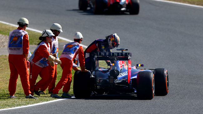 Vettel scende dalla sua monoposto in seguito al problema tecnico di questa mattina (Getty Images