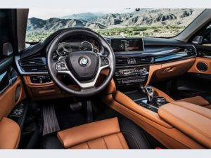Il raffinato abitacolo della BMW X6