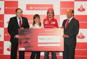 Marta Ariza premiata da Alonso e da rappresentanti di Santander e Ferrari