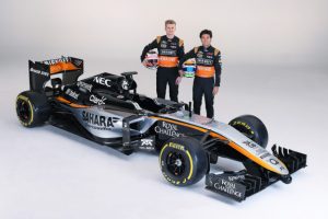 Hulkenberg e Perez accanto alla nuova Force India VJM08
