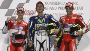 Il podio di Losail, con i due piloti Ducati e Valentino Rossi