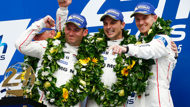 L'equipaggio Porsche numero #19 con (da sinistra a destra) Tandy, Bamber e Hulkenberg