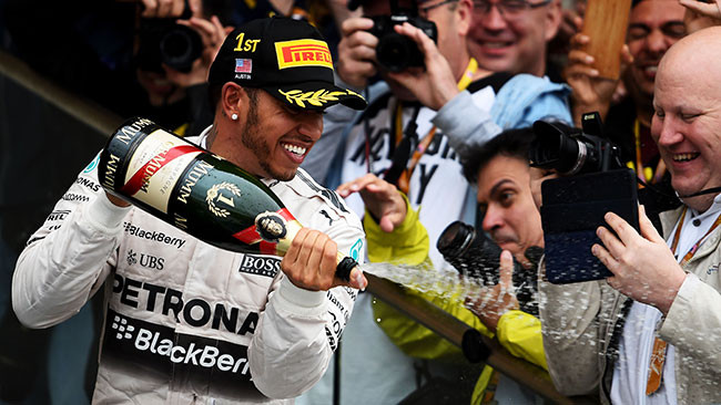 Hamilton festeggia il titolo sul podio