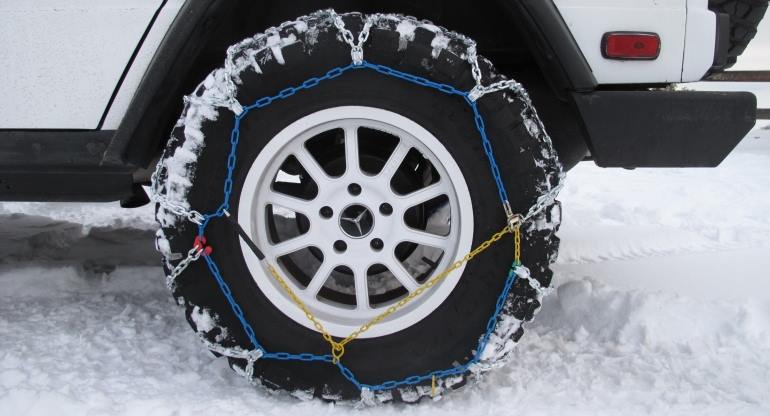 Delle catene da neve montate su un pneumatico