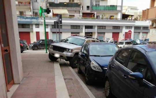 parcheggio-su-marciapiede-tuttosuimotori.it