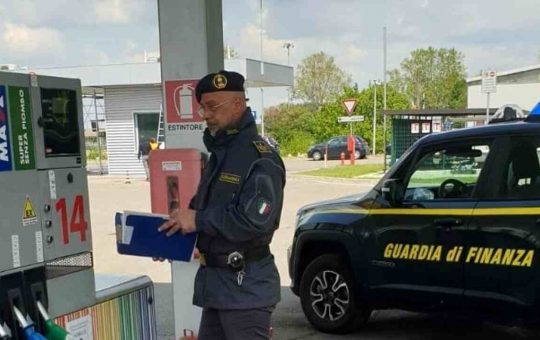 guardia-finanza-controllo prezzi-carburante-tuttosuimotori.it