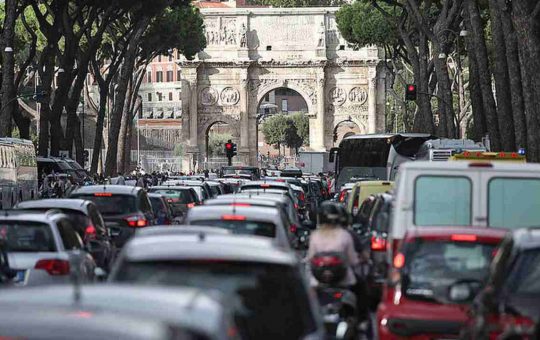 Il traffico cittadino, automobili e veicoli a due ruote