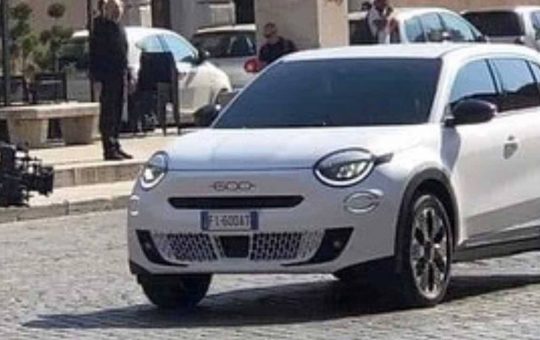 Foto spia della Fiat 600 avvistata a Roma