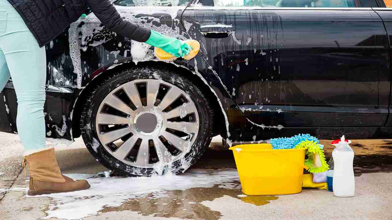 Pulizia auto, divieto di lavare la macchina in estate: è obbligo I Se ti  beccano la multa è assurda 