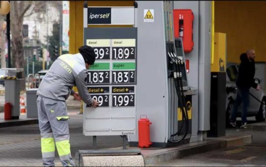 Obbligo di esporre i prezzi medi del carburante