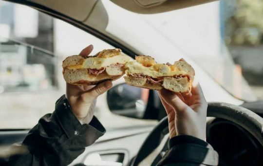 mangiare in macchina - tuttosuimotori.it