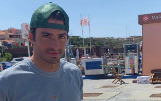 Carlos Sainz in vacanza (Fonte: Twitter) - Tuttosuimotori.it