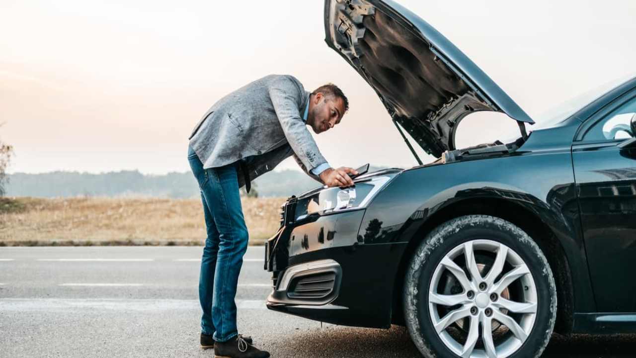 Avvertire rumori a bordo dell'auto