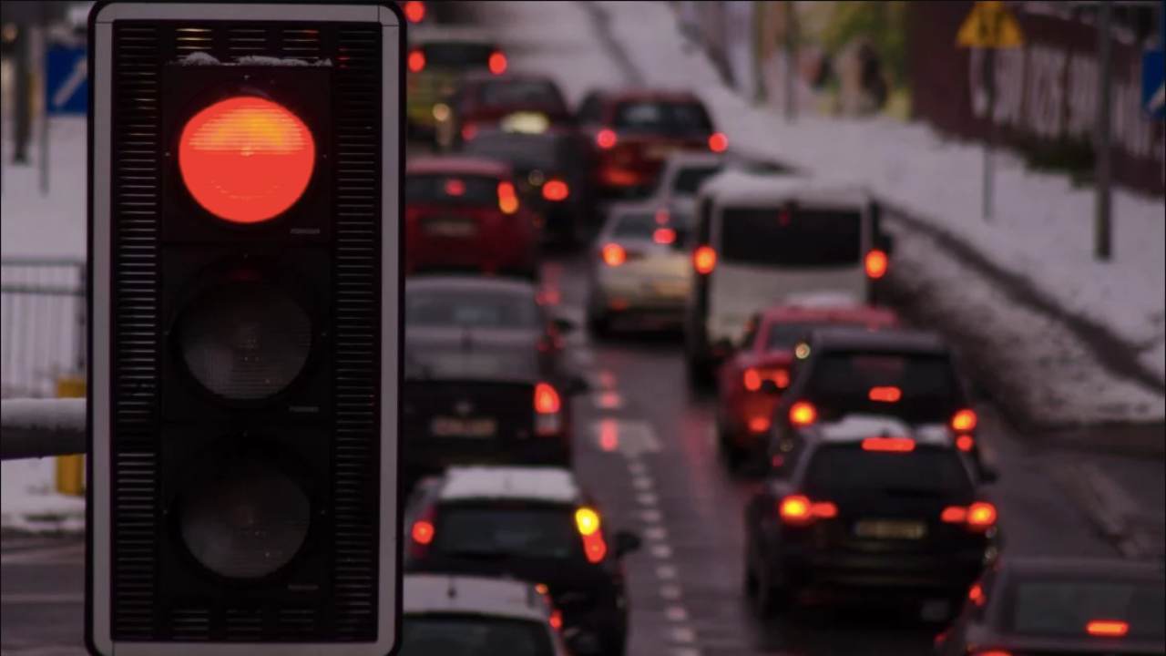 Bloccato al semaforo rosso, la multa