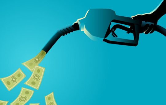 Pompa di benzina che versa soldi contanti