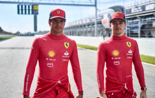 I due piloti Ferrai Sainz e Leclerc in pista