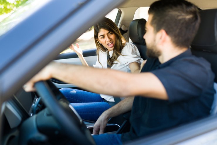 Una coppia litiga durante un viaggio in auto