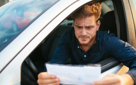 Un'automobilista che ha appena preso una multa