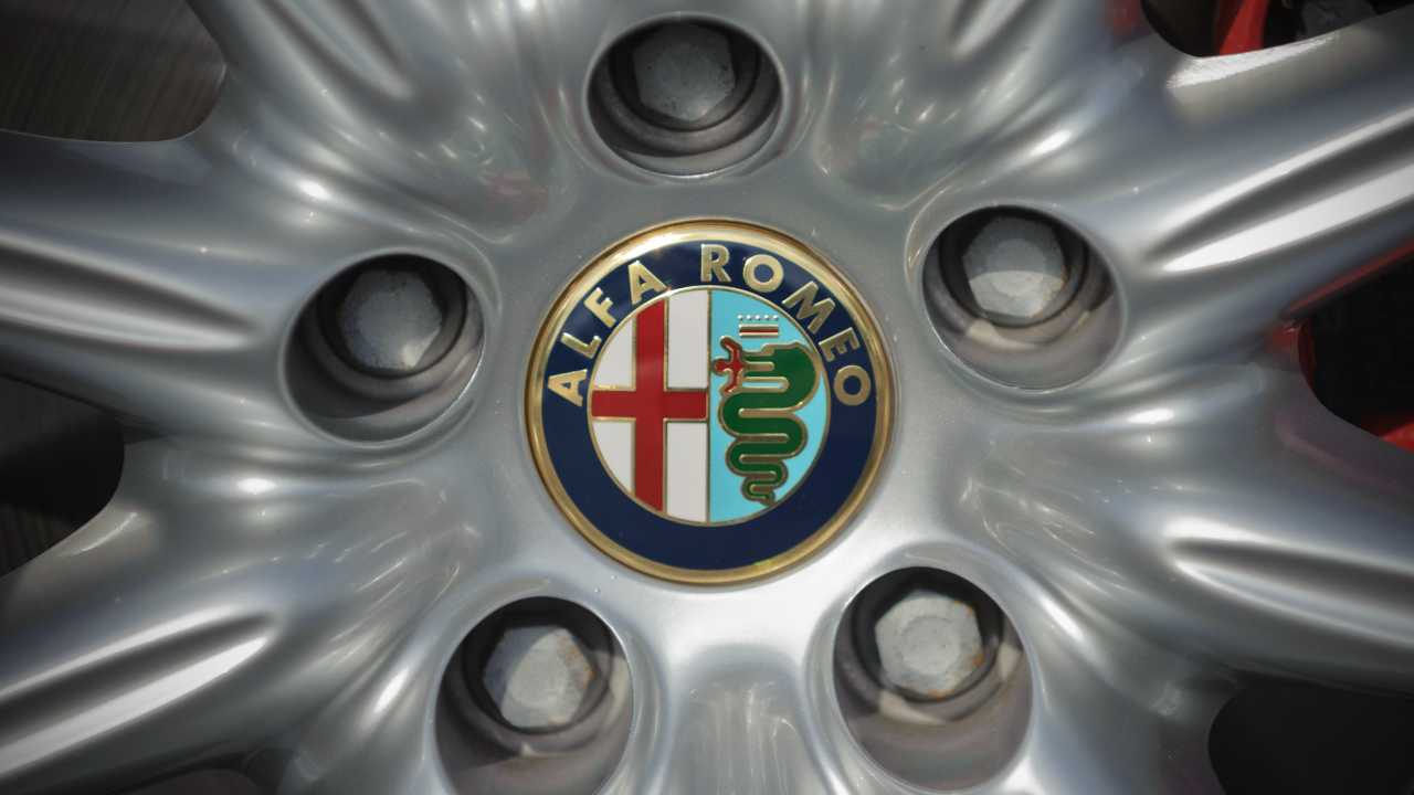 Logo Alfa Romeo su ruota