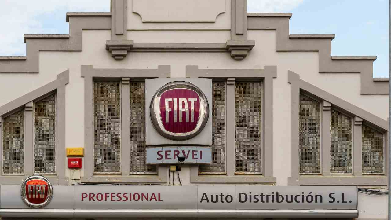 Logo Fiat su facciata