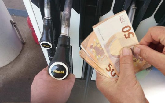 Il costo della benzina continua ad aumentare