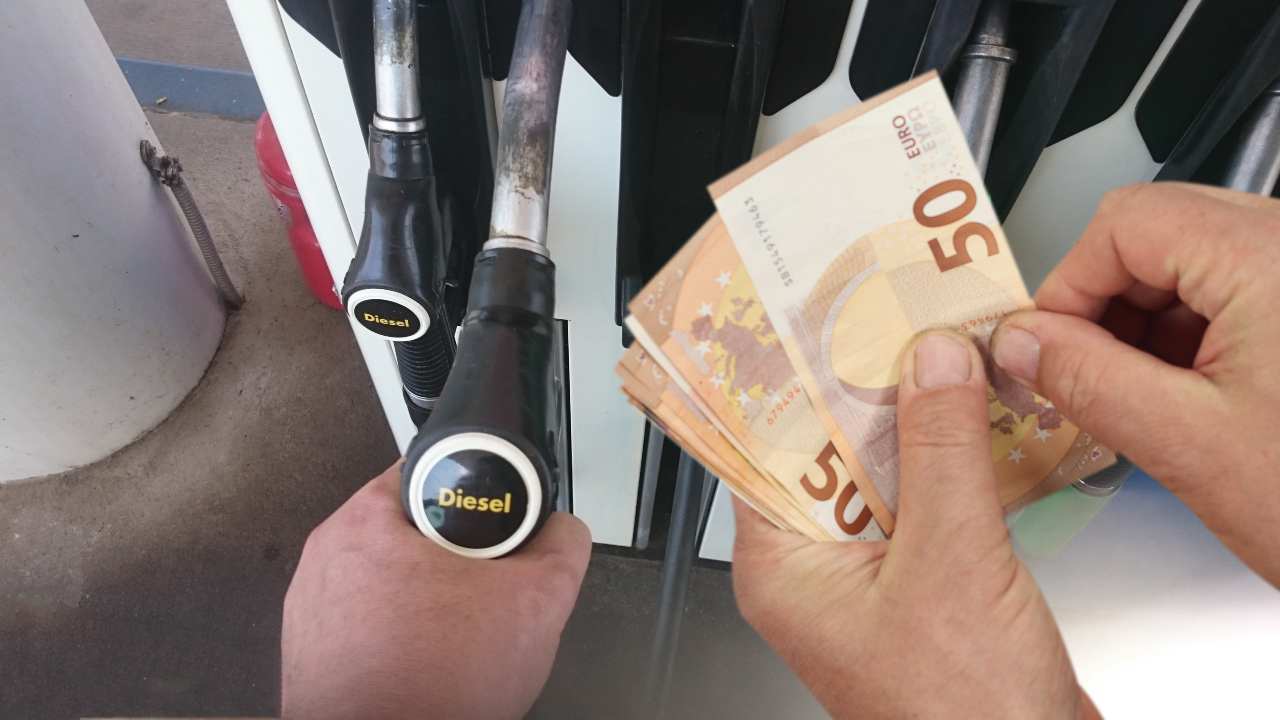 Il costo della benzina continua ad aumentare