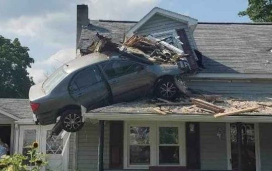 Una Toyota Corolla si è schiantata contro una casa negli Usa