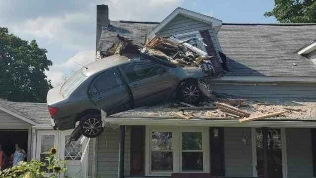 Una Toyota Corolla si è schiantata contro una casa negli Usa