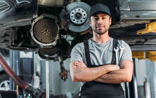 Operaio sorride in officina