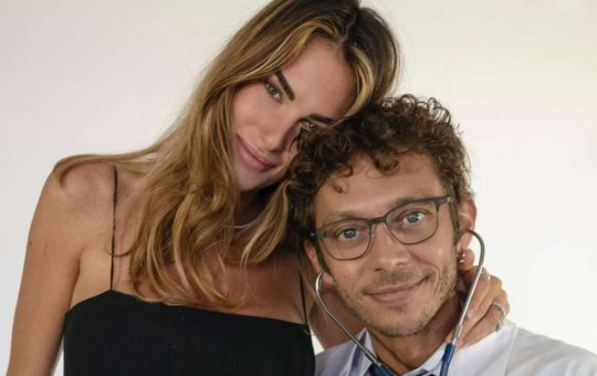 Valentino Rossi con la compagnia Sofia Novello