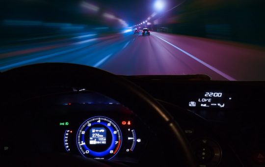 Auto in movimento di notte