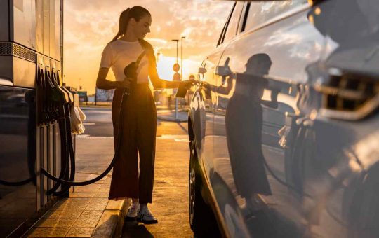 Una donna mentre fa benzina