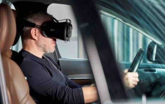 Guidare auto vera con realtà virtuale - Tuttosuimotori.it