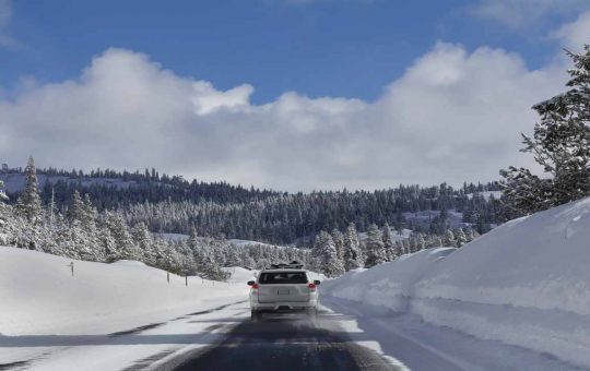 Auto su strada innevata