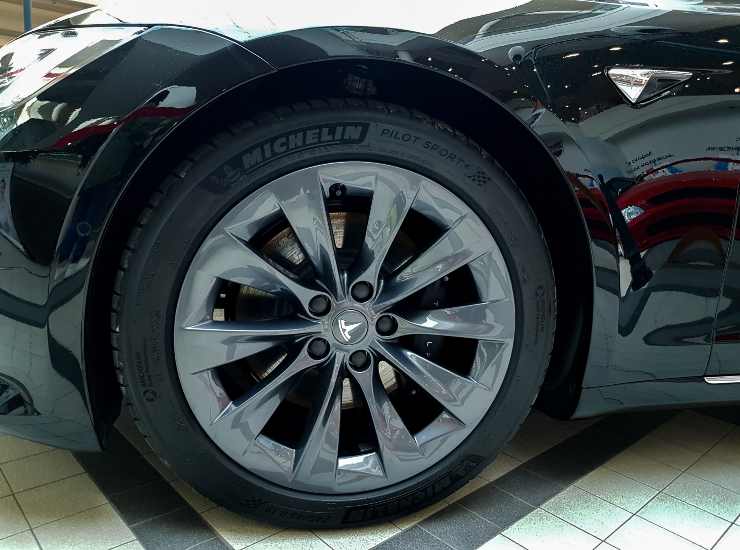 Dettaglio pneumatico auto EV Tesla 