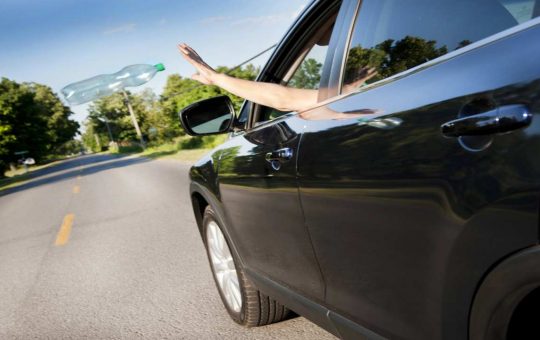 Rifiuti dal finestrino dell'auto