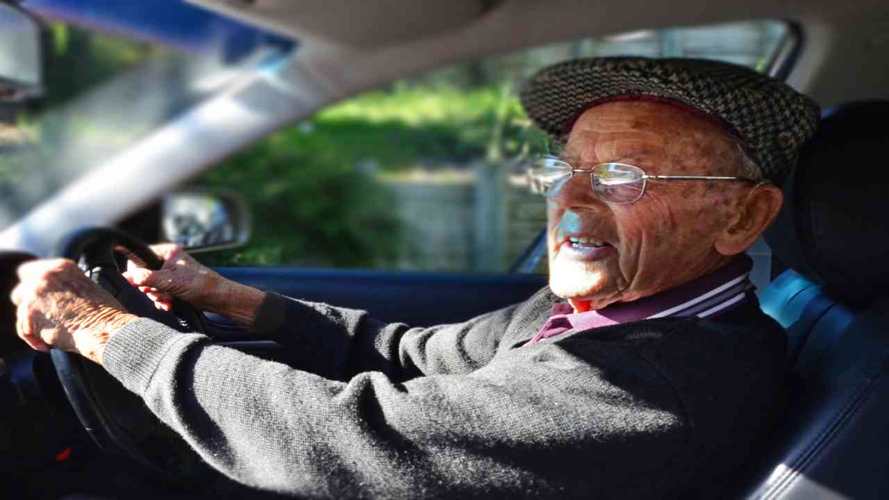 anziani al volante - depositphotos - tuttosuimotori.it