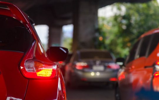 Auto in coda al semaforo