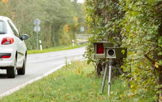 Se fai questo in autostrada e l'autovelox ti becca, ecco che ti arriva una multa di ben 800 euro. Presta attenzione al tuo comportamento. 