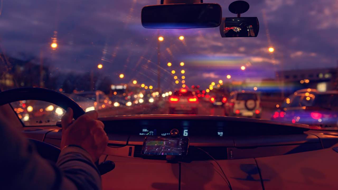 Guidare di notte - fonte_depositphotos - tuttosuimotori.it