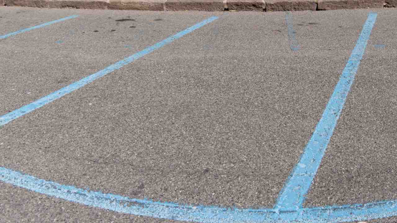 Parcheggio strisce blu - fonte_depositphotos - tuttosuimotori.it