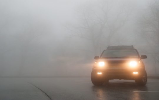 SUV nella nebbia, fendinebbia accesi