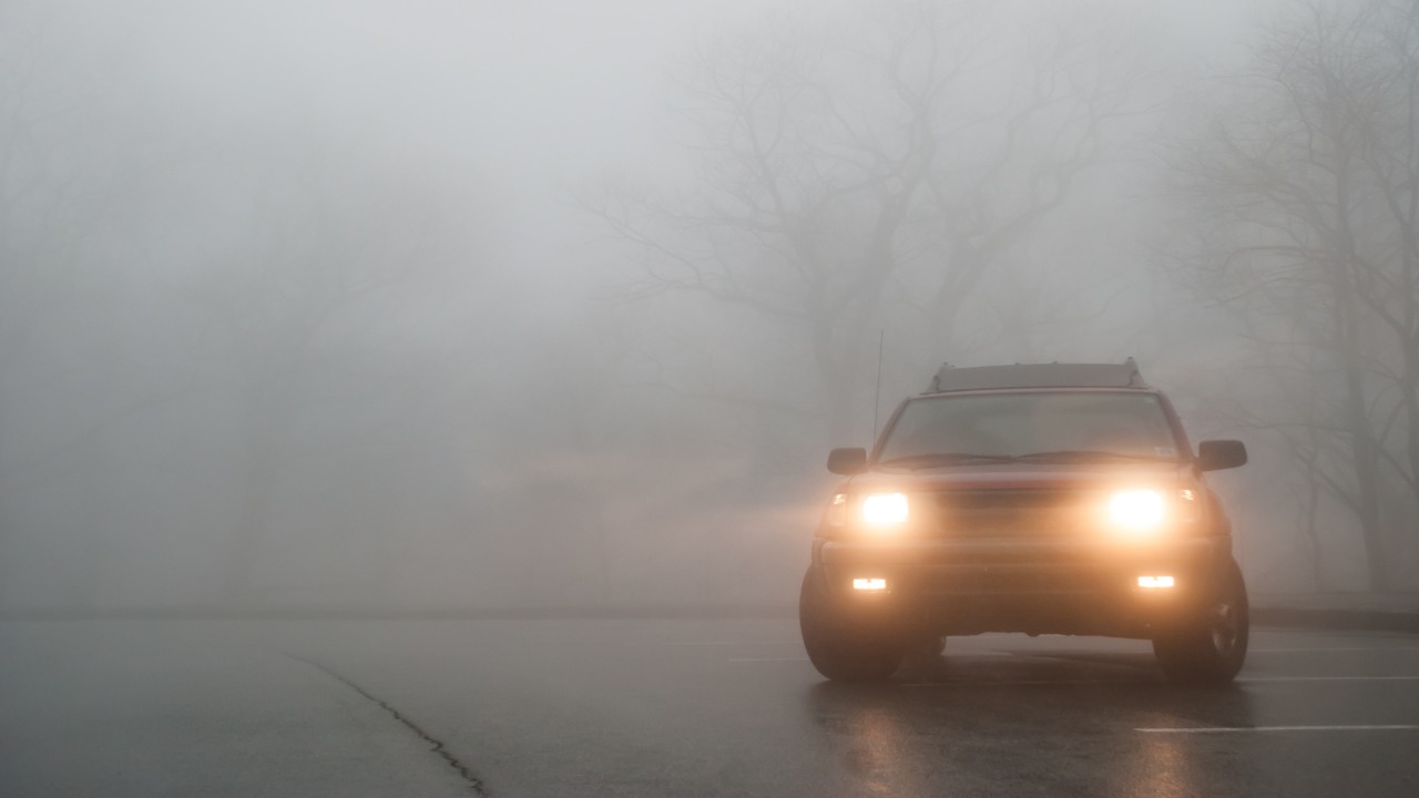 SUV nella nebbia, fendinebbia accesi